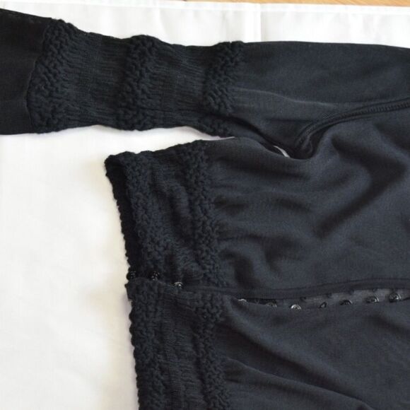 Authentic Black CHANEL Cropped Cardigan
P22387W03216 - Picture 4 of 16